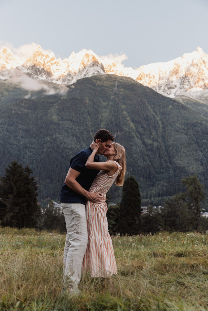 Un couple s'embrasse au coucher du soleil